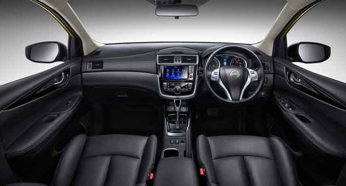 nissan-tiida-2017-interior