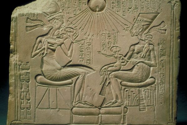 Relieve de Akenatón y Nefertiti con sus hijas bajo los rayos de Atón