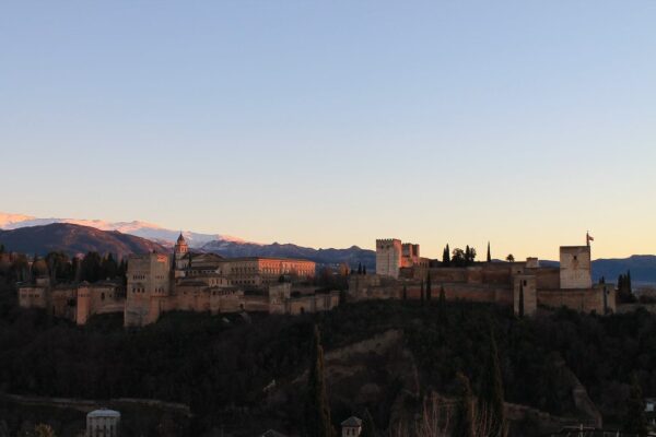 La Alhambra de Granada al atardecer, con Sierra Nevada al fondo