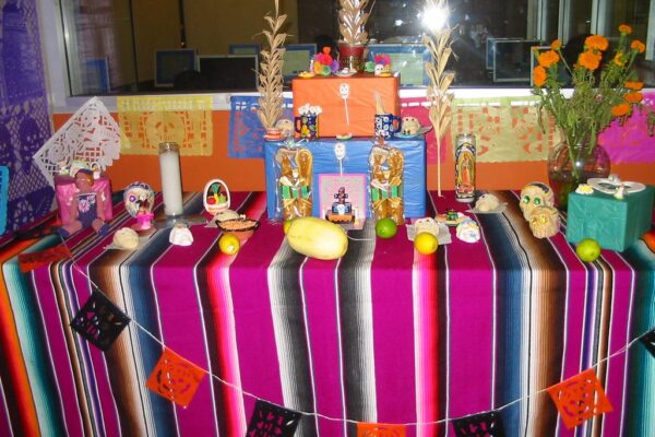 Altar de Día de Muertos con papel picado, flores de cempasúchil y calaveras