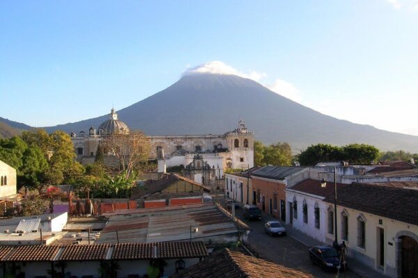 Tejados de Antigua Guatemala con el volcán de Agua al fondo