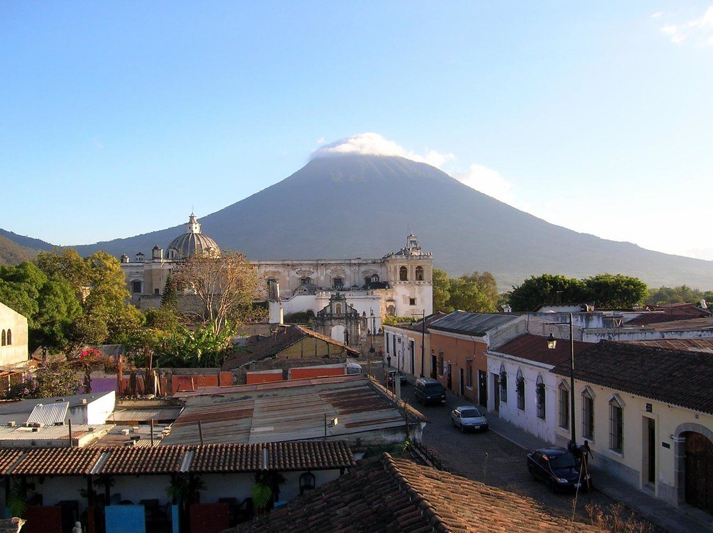 Tejados de Antigua Guatemala con el volcán de Agua al fondo