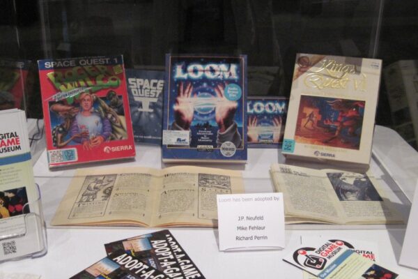 Cajas de aventuras gráficas clásicas de los años noventa en una exposición