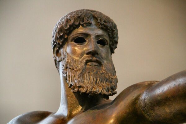 Estatua griega de bronce de Zeus o Poseidón hallada en el cabo Artemisio