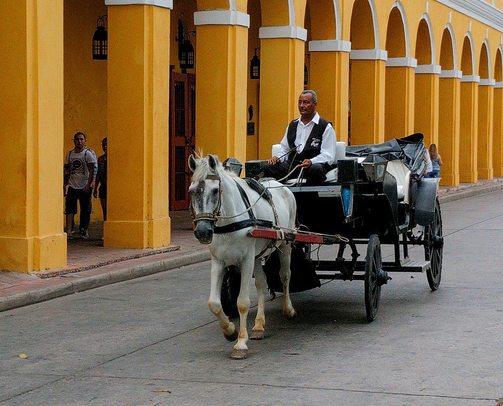 Una calesa bajo los soportales de la ciudad amurallada de Cartagena de Indias
