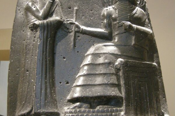 Relieve superior de la estela del Código de Hammurabi en el Louvre