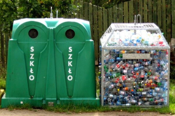 Contenedores de reciclaje con botellas de plástico