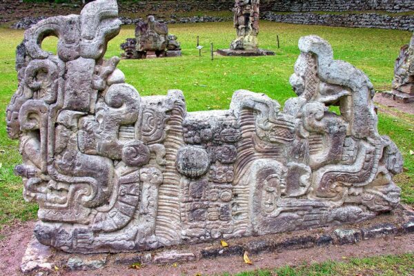 Altar maya tallado en piedra en las ruinas de Copán, Honduras