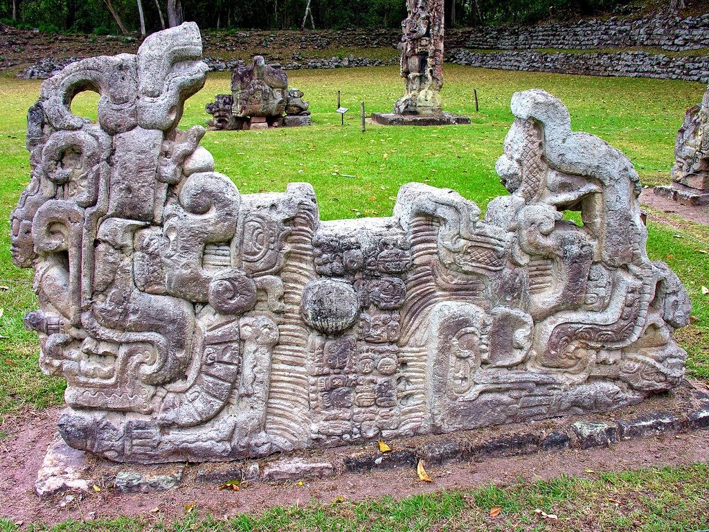Altar maya tallado en piedra en las ruinas de Copán, Honduras