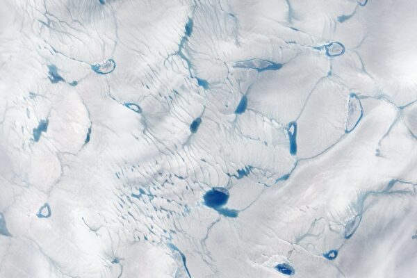 Lagos de agua de deshielo sobre el inlandsis de Groenlandia, vistos desde el aire
