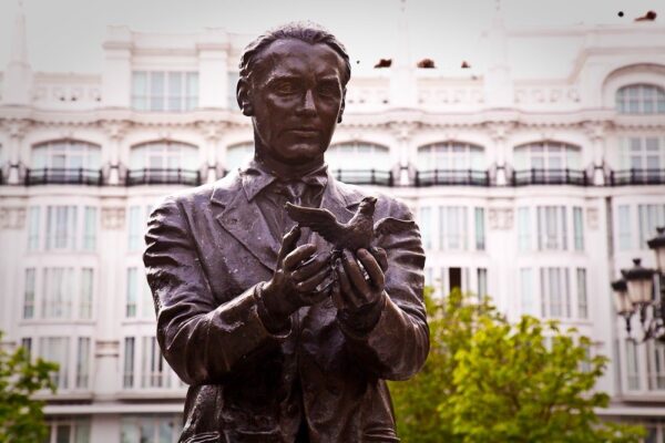 Estatua de Federico García Lorca en la plaza de Santa Ana de Madrid