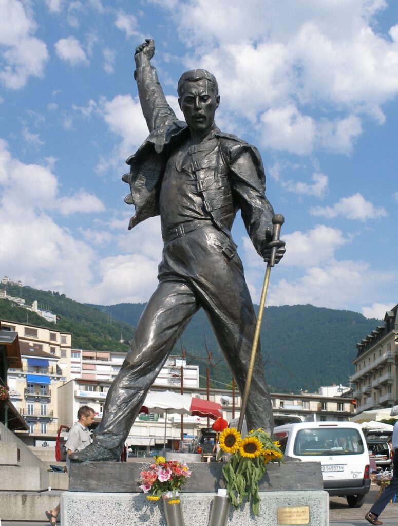 Estatua de Freddie Mercury frente al lago Lemán en Montreux