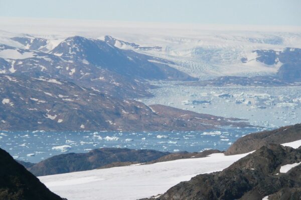 Fiordo de Groenlandia con icebergs y el borde del inlandsis