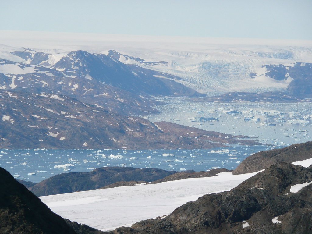 Fiordo de Groenlandia con icebergs y el borde del inlandsis