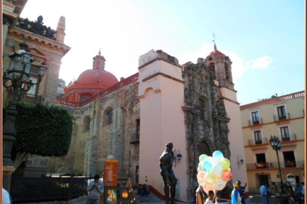Templo de San Diego y la Basílica en el centro de Guanajuato, junto al Jardín Unión