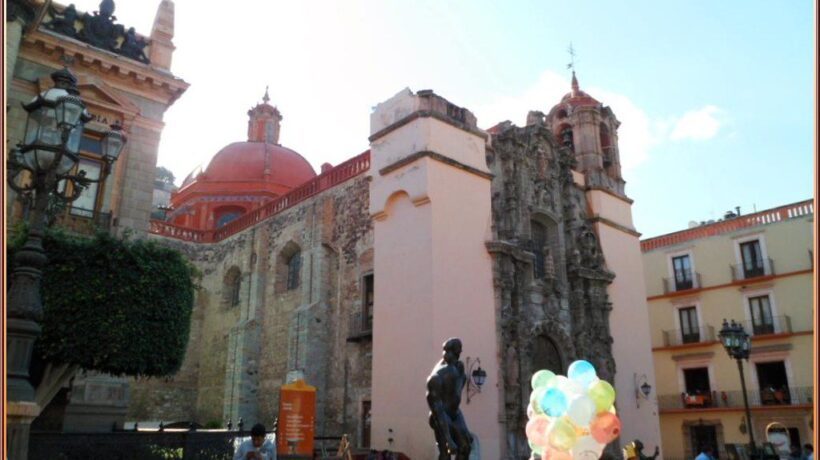 Templo de San Diego y la Basílica en el centro de Guanajuato, junto al Jardín Unión