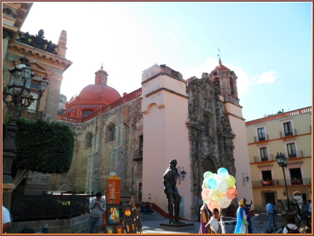 Templo de San Diego y la Basílica en el centro de Guanajuato, junto al Jardín Unión