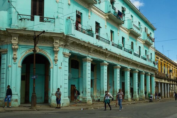 Edificio de soportales en La Habana Vieja