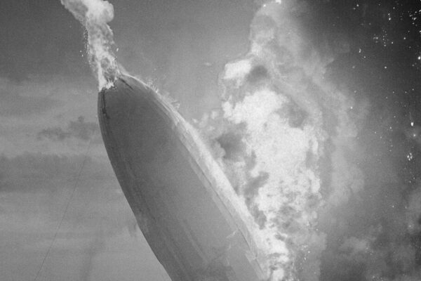 El dirigible Hindenburg envuelto en llamas en Lakehurst, el 6 de mayo de 1937