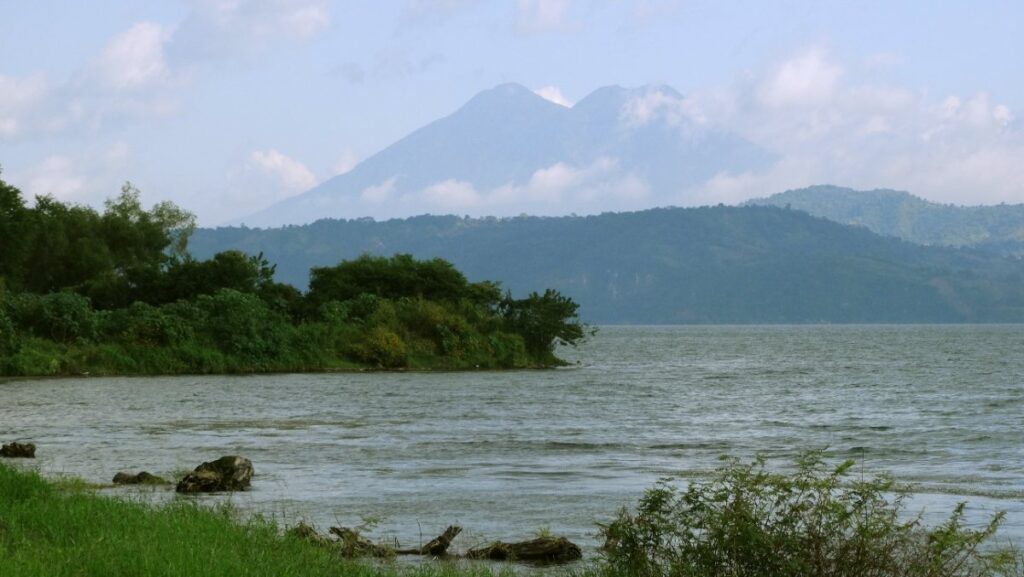 Lago de Ilopango, en El Salvador, con volcanes al fondo