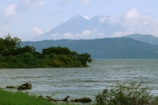 Lago de Ilopango, en El Salvador, con volcanes al fondo