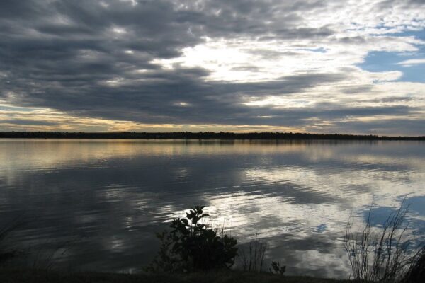 Laguna Don Tomás al atardecer, en La Pampa, Argentina