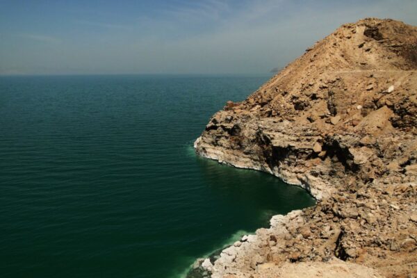 Costa rocosa del mar Muerto en Jordania, con depósitos de sal