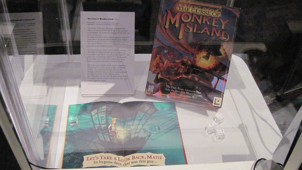 Caja de The Curse of Monkey Island en una vitrina de museo