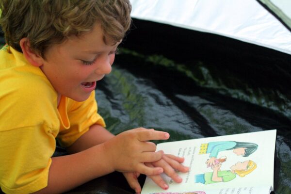 Niño leyendo un libro ilustrado