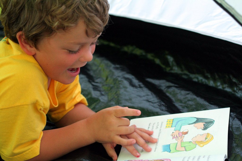 Niño leyendo un libro ilustrado