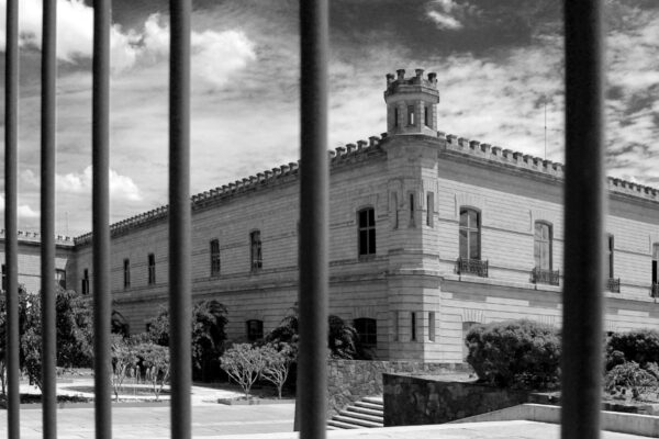 Fachada del Palacio de Lecumberri vista a través de las rejas