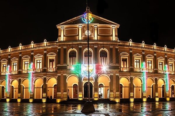 Palacio municipal de Córdoba, Veracruz, iluminado de noche