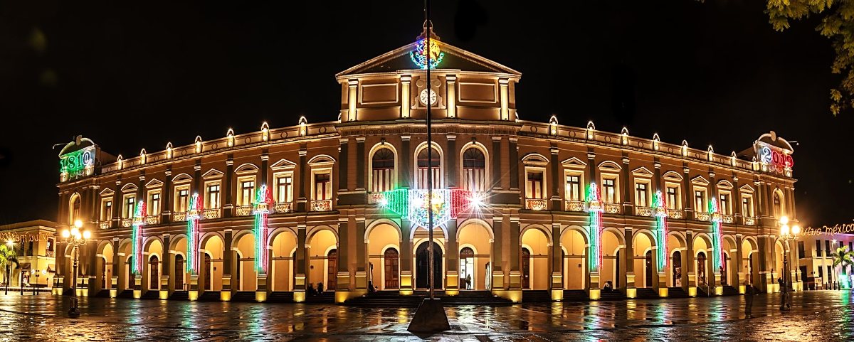 Palacio municipal de Córdoba, Veracruz, iluminado de noche