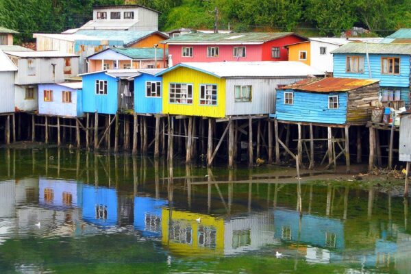 Palafitos de colores sobre el agua en Castro, isla de Chiloé