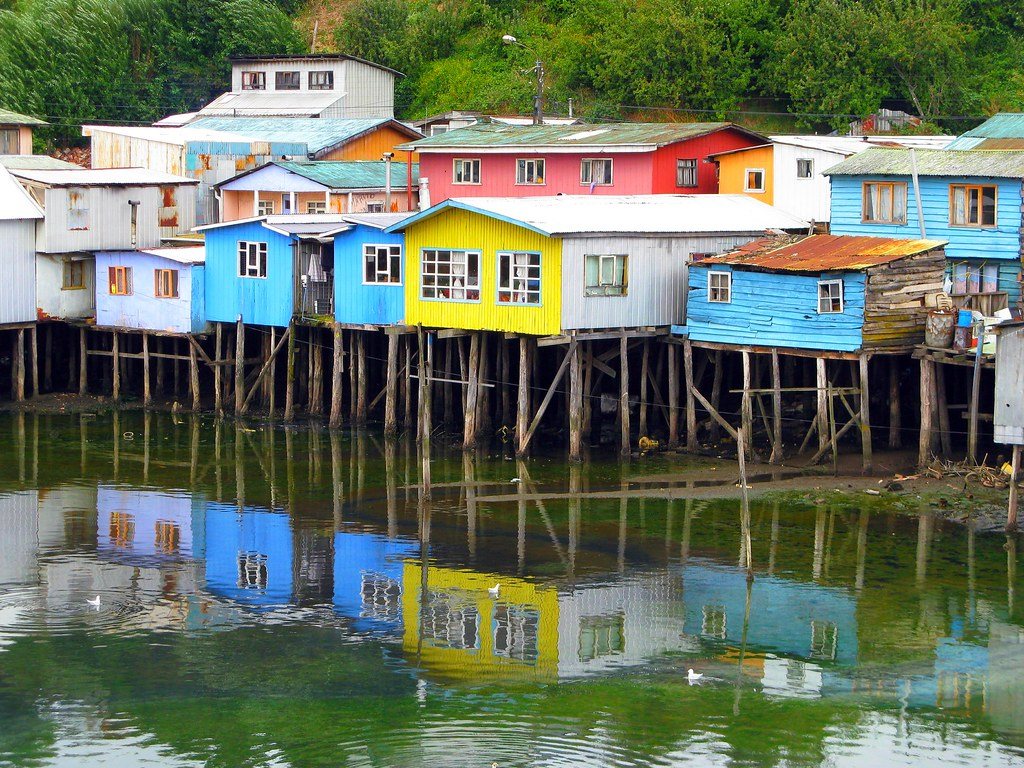 Palafitos de colores sobre el agua en Castro, isla de Chiloé