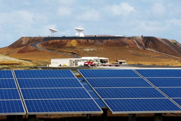 Campo de paneles solares para generar energía renovable