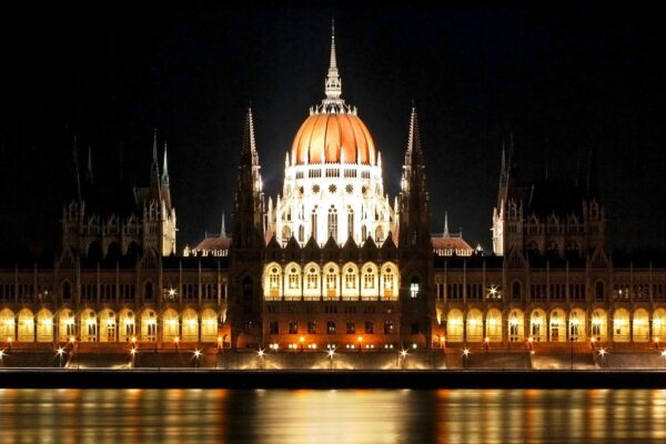 El Parlamento de Hungría iluminado de noche, en Budapest