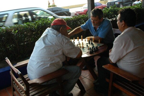 Hombres jugando ajedrez en el malecón de Mazatlán