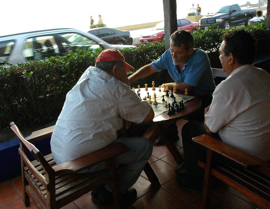 Hombres jugando ajedrez en el malecón de Mazatlán