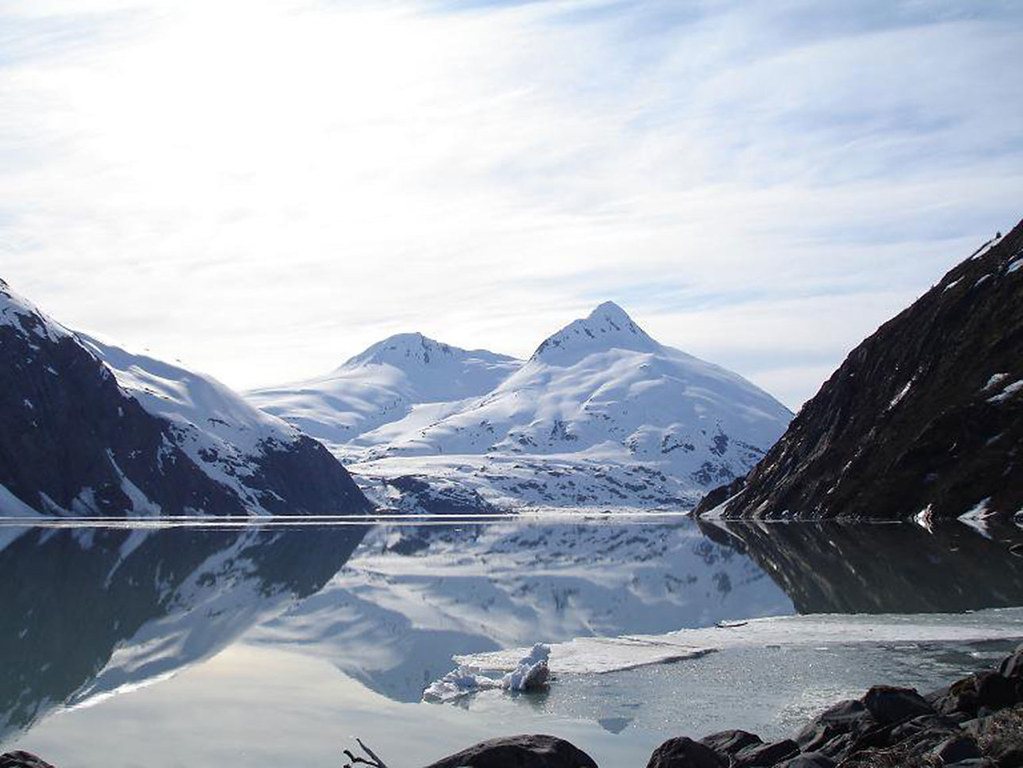 Paisaje reflejado en el agua como un espejo