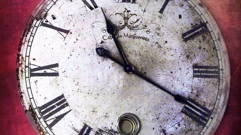 Reloj antiguo de pared con números romanos