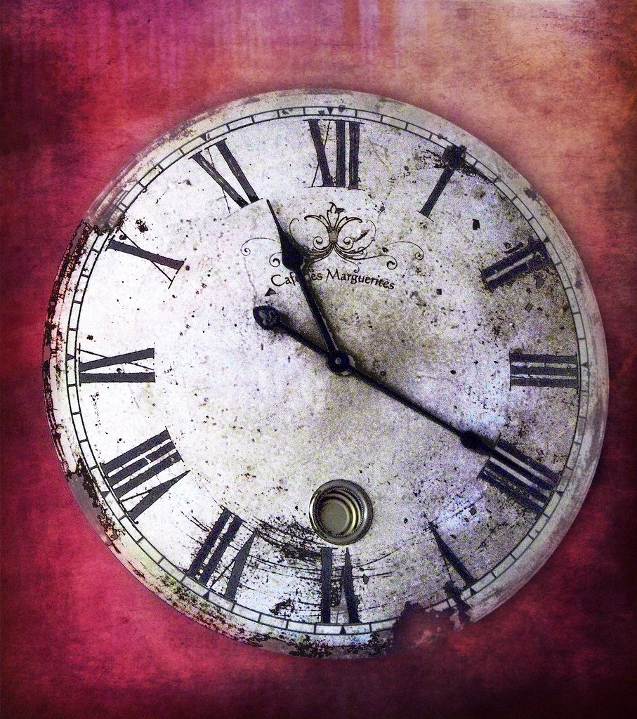Reloj antiguo de pared con números romanos