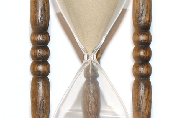 Reloj de arena de madera midiendo el paso del tiempo