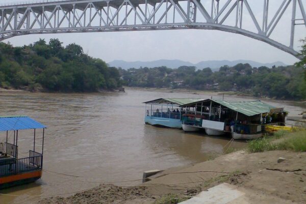 El río Magdalena a su paso entre Flandes y Girardot, Colombia