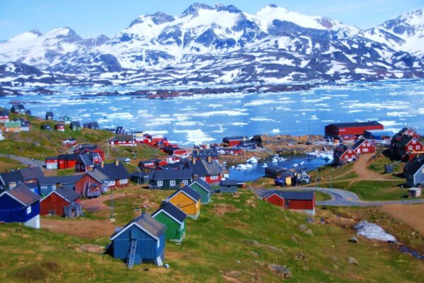 Casas de colores del pueblo de Tasiilaq, en el este de Groenlandia, frente a un fiordo con hielo