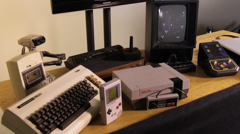 Computadoras y consolas antiguas de los años ochenta y noventa sobre una mesa