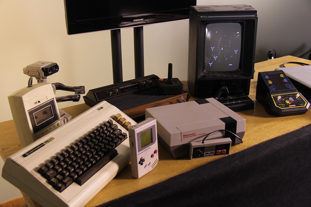 Computadoras y consolas antiguas de los años ochenta y noventa sobre una mesa