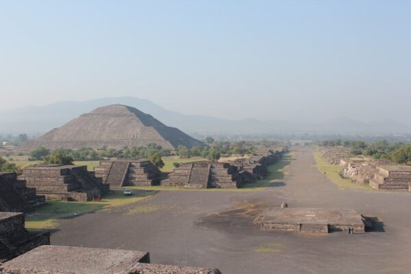 La Calzada de los Muertos y la Pirámide del Sol en Teotihuacán
