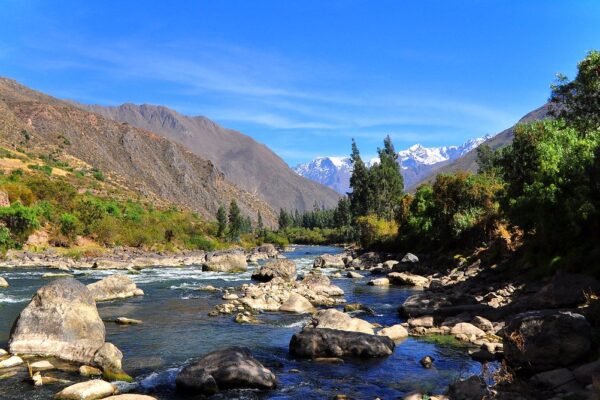 Río de montaña en el Valle Sagrado de los Incas, Perú