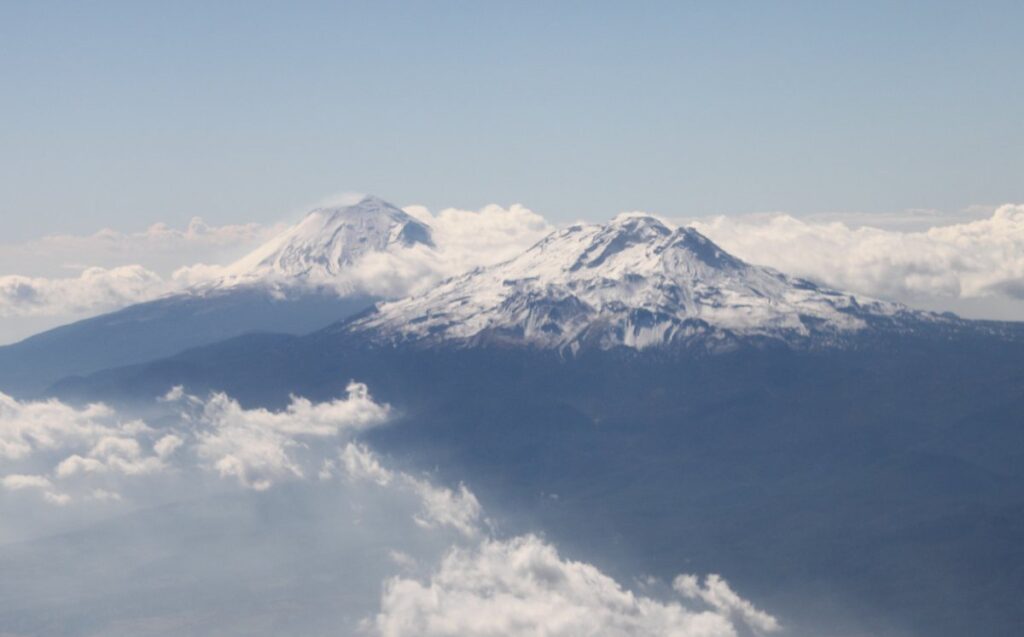 Los volcanes Popocatépetl e Iztaccíhuatl nevados sobre las nubes